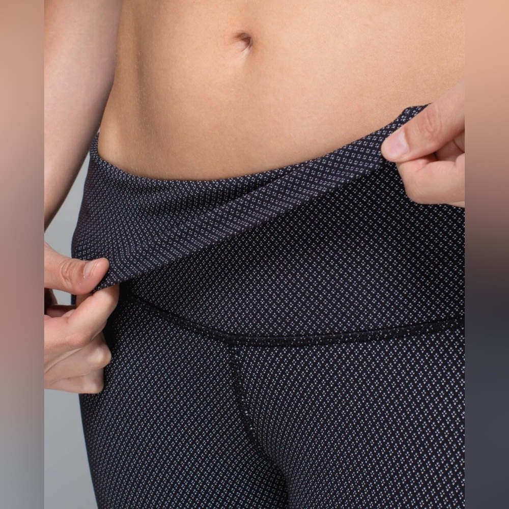 LULULEMON Wunder Under Leggings Roll Down Waist Diamond Dot Black White Size 8 - Picture 3 of 11
